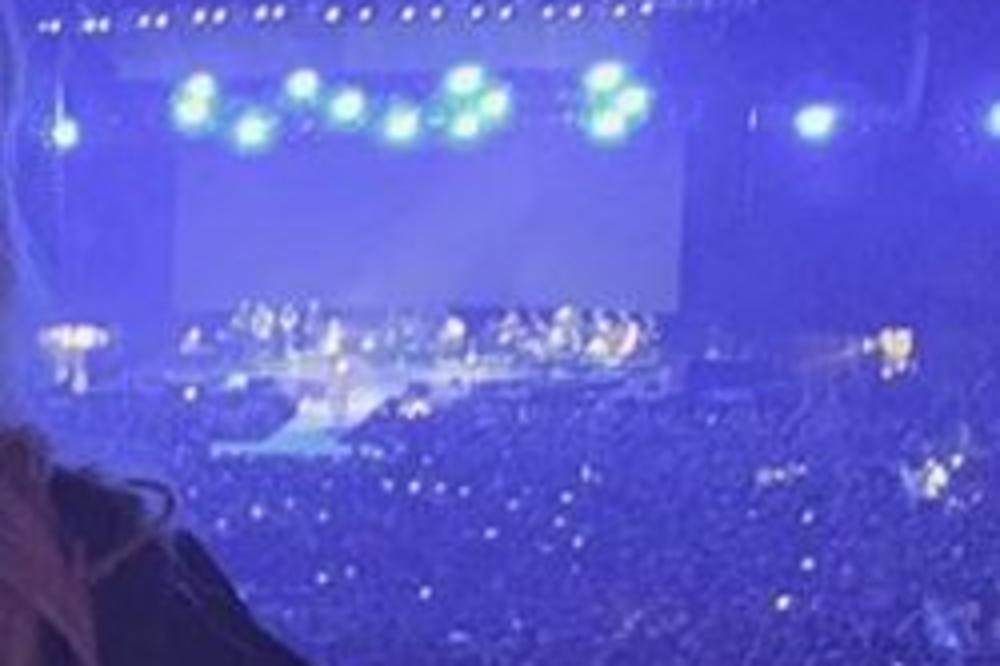 KAO DA SE NIJE PORAĐALA: Rodila ćerku pre 20 dana, a sinoć u miniću i s dekolteom do pupka ĐUSKALA uz Čolu! (FOTO)