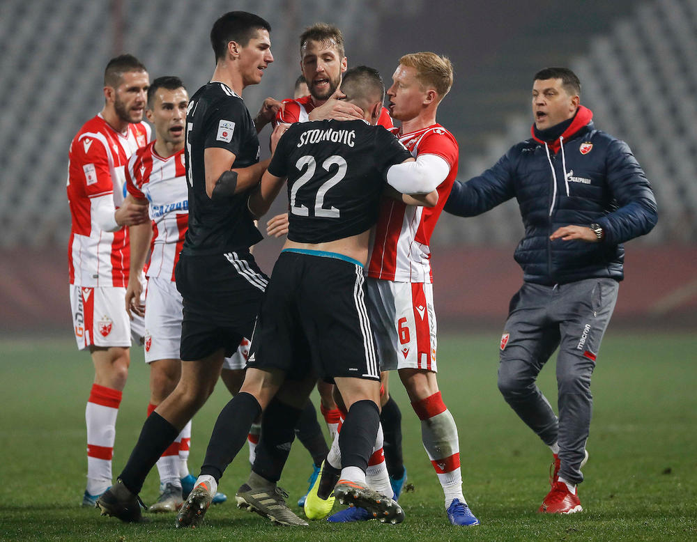 Stefan Šapić (5) razdvaja igrače Zvezde i Čukaričkog na poslednjem meču jesenje polusezone