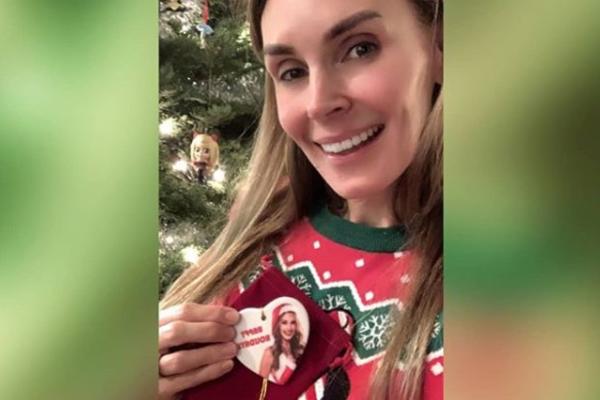 ZVEZDA FILMOVA ZA ODRASLE GOLA ISPRED JELKE: Muškarci BALAVE na ovaj prizor! Baba Mrazica kakvu još NISTE VIDELI!