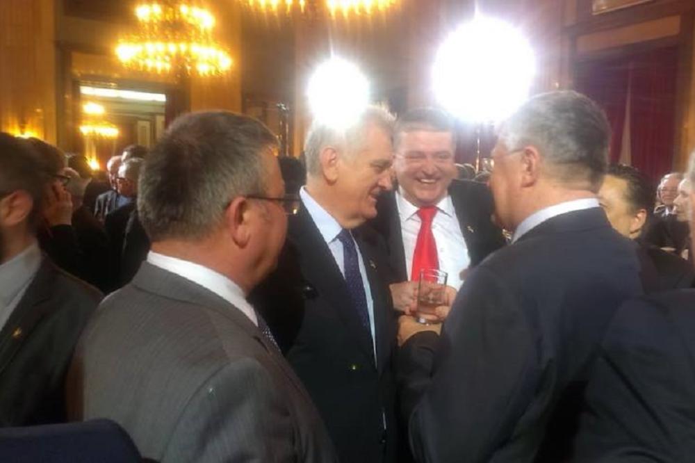 SRPSKI POLITIČAR U STRIPTIZ KLUBU UŽIVAO, PA ODBIO DA PLATI! Njegov krik orio se Skadarlijom kad je došla POLICIJA