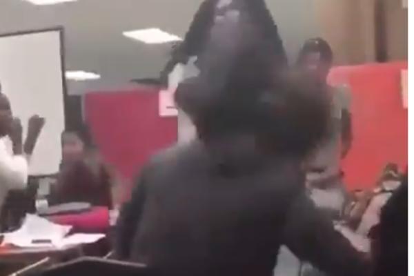 BRUTALNA TUČA U UČIONICI! Devojka napala mladića zbog JEDNE REČENICE (VIDEO)