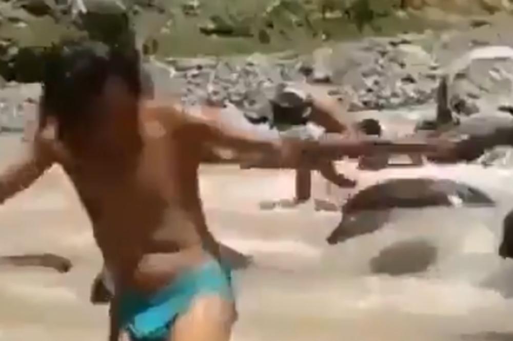 PECAO U PLIĆAKU, PA OSETIO DA GA JE NEŠTO UJELO DOLE! Kada je video šta je, počeo je da VRIŠTI! (VIDEO)