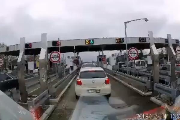 POJAVIO SE SNIMAK SA NAPLATNE RAMPE! Dve crne LIMUZINE jure VIŠE OD 100 NA SAT! SVE SE VIDI! (VIDEO)