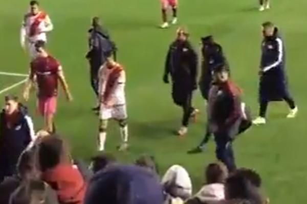 OPŠTI HAOS NA MEČU U ŠPANIJI: Utakmica prekinuta jer su navijači skandirali igraču da je nacista i pretili mu!