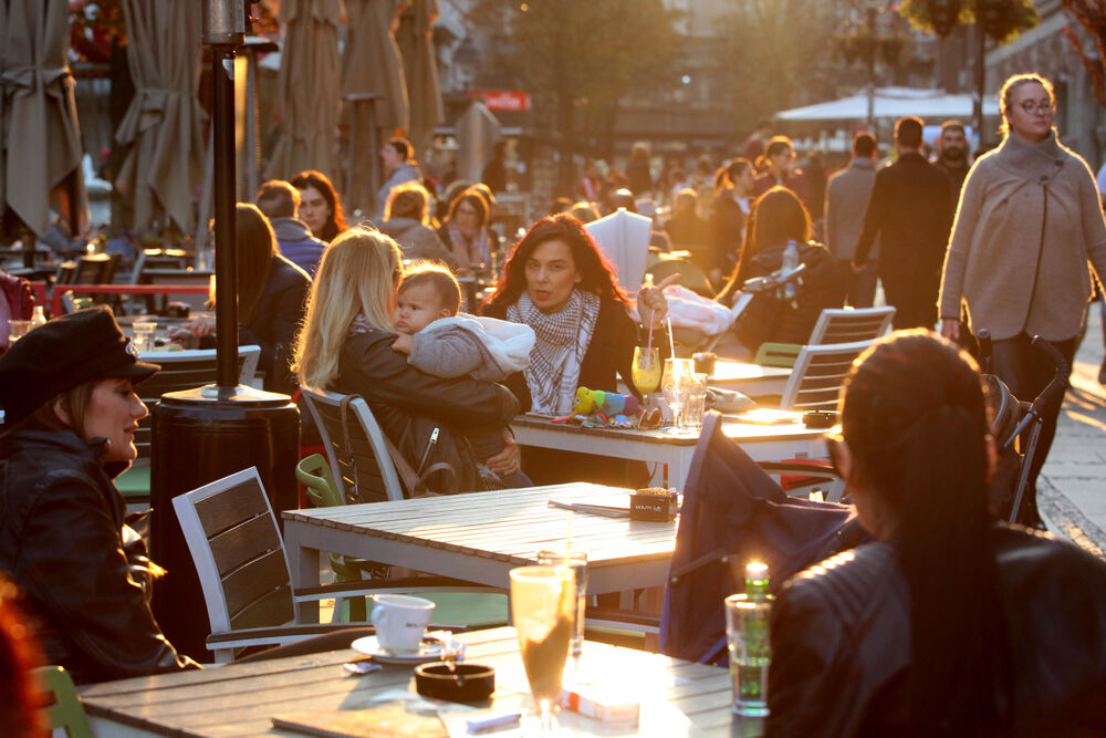 U kafiću sede ljudi i deca