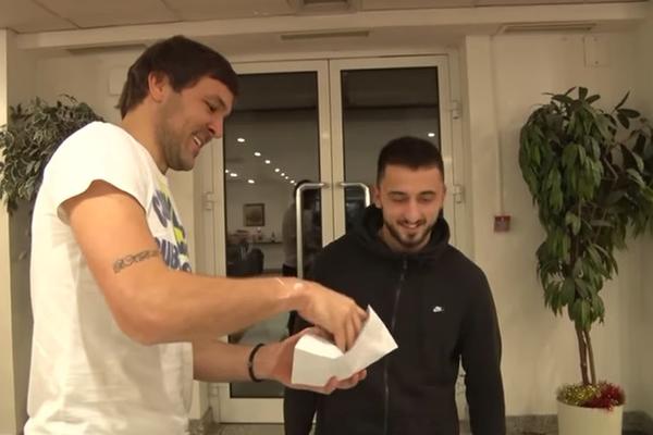 IGRAČI PARTIZANA DAVALI POKLONE JEDNI DRUGIMA: Delile se bokserice, paste za zube, ali Stojke je izvadio najjači