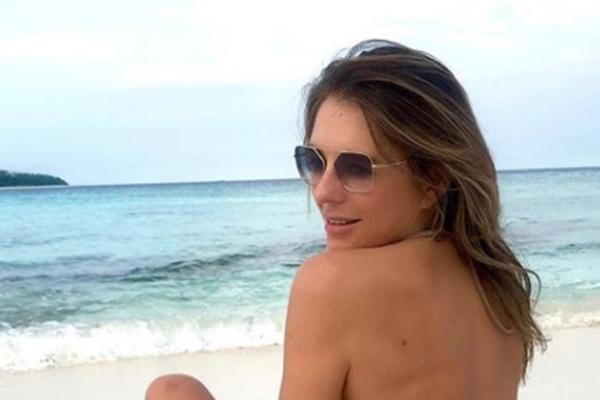 GLUMICA (54) SE SKINULA U MINIJATURNI BIKINI: Kad vidite kako izgleda, ZABORAVIĆETE na ovu brojku! (FOTO)