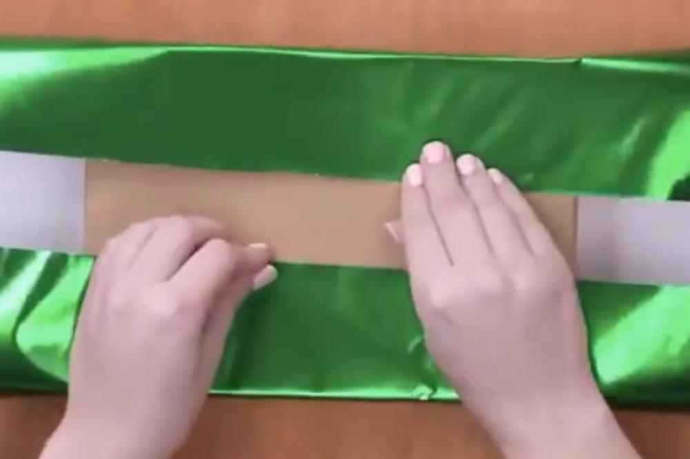 POČELI STE DA UVIJATE POKLON, ALI NEMATE DOVOLJNO UKRASNOG PAPIRA? Ovaj trik će vas spasiti!