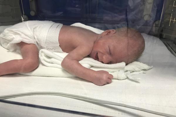 MALI VUKAŠIN JE PREVREMENO ROĐENA BEBA: Bio je težak 1 KG kad se rodio, mama je krvarila, I DOŠLA KUĆI BEZ BEBE