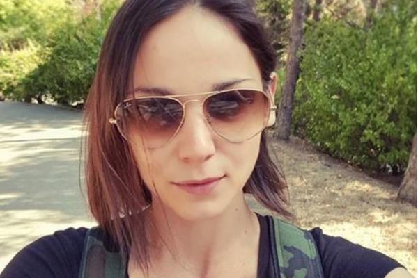 KADA GA VIDITE PAŠĆE VAM VILICA: Naša glumica ZGODNOG MUŽA upoznala u LIFTU, a sa RODITELJIMA je tek bio HAOS