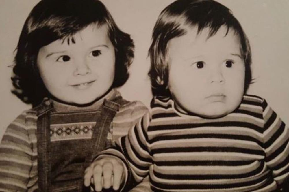 PREPOZNAJETE LI OVE SESTRE: Obe su pevačice, jedna je digla ruke od pevanja, druga je VRLO POPULARNA I DANAS (FOTO)