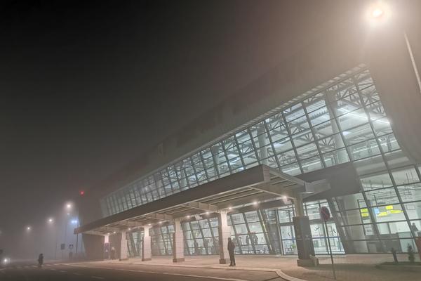 NA AERODROMU MORAVA SITUACIJA JE NAPETA! Letovi kasne zbog magle, ljudi besni, ČEKIRANE SU PRVE KARTE (FOTO)