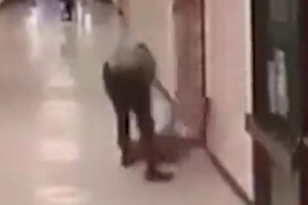 JEZIV snimak iz OSNOVNE ŠKOLE! Zamenik direktora BACIO DETE NA PATOS IZ SVE SNAGE! (VIDEO)