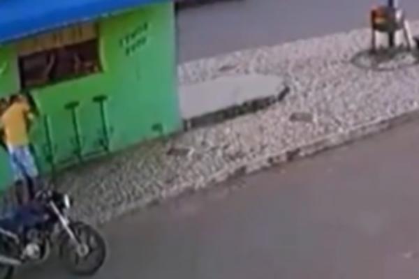 GADOST KAKVU SVET NIJE VIDEO: Prišao je ženi sa bebom u naručju i uradio NEČUVENU STVAR! (VIDEO)