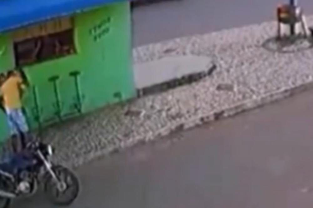 GADOST KAKVU SVET NIJE VIDEO: Prišao je ženi sa bebom u naručju i uradio NEČUVENU STVAR! (VIDEO)