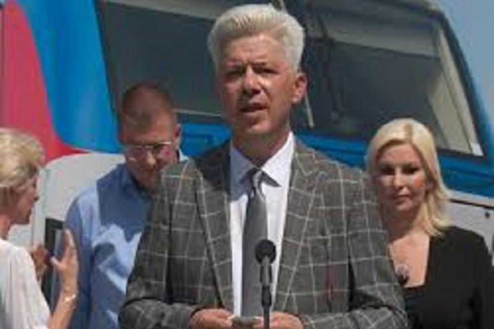 DIREKTOR SE PROMOVIŠE U ODELU OD 5.000 EVRA, A FIRMA GUBI STOTINE MILIONA! Sve i svašta je moguće u Srbiji...