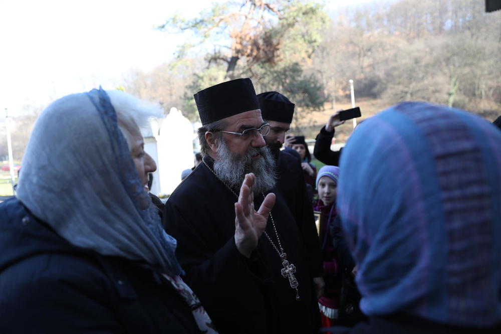 NEMOJTE DA VAM RAZBIJEM TAJ APARAT! Pretnje ekipi Espresa u manastiru Rakovica! (FOTO) (VIDEO)