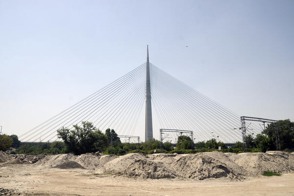 SINE, NEMOJ TO DA RADIŠ! Evo kako je policajac Goran spasio momka (21) koji je sinoć hteo da skoči SA MOSTA NA ADI