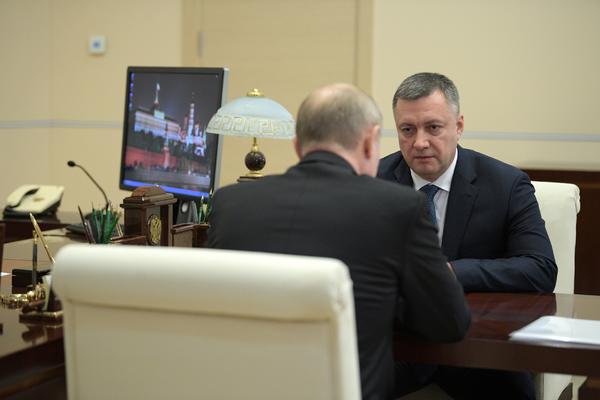 SVI SE SMEJU JEDNOM DETALJU NA OVOJ FOTOGRAFIJI PUTINA! Da li je moguće da on KORISTI OVO?