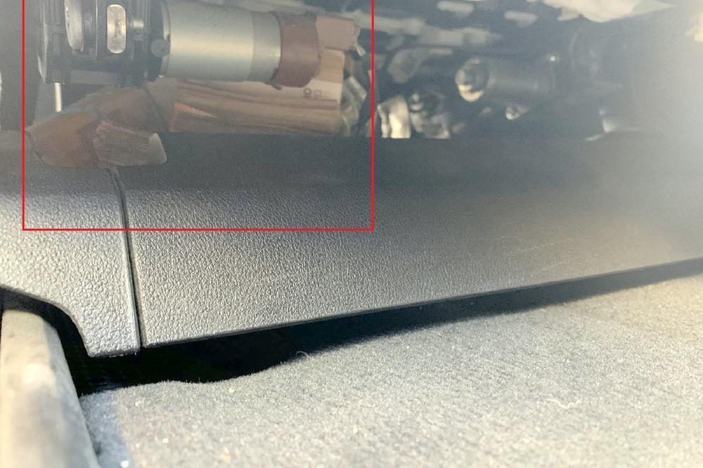 SRPSKI CARINICI VIDELI SU PAKETIĆ U BMW-u: Rumuni su zbog kese ODMAH ODVOJENI, sve su im uzeli (FOTO)