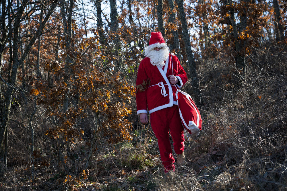 POLICAJCI SU SE PRERUŠILI U DEDA MRAZA I VILENJAKE KAKO BI UHAPSILI 1 ČOVEKA: Sada ceo svet priča o ovom POTEZU!