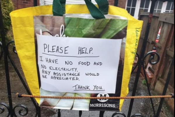 ČOVEK JE ISPRED KUĆE OKAČIO TORBU SA POTRESNOM PORUKOM: Ono što se potom dogodilo niko nije očekivao!