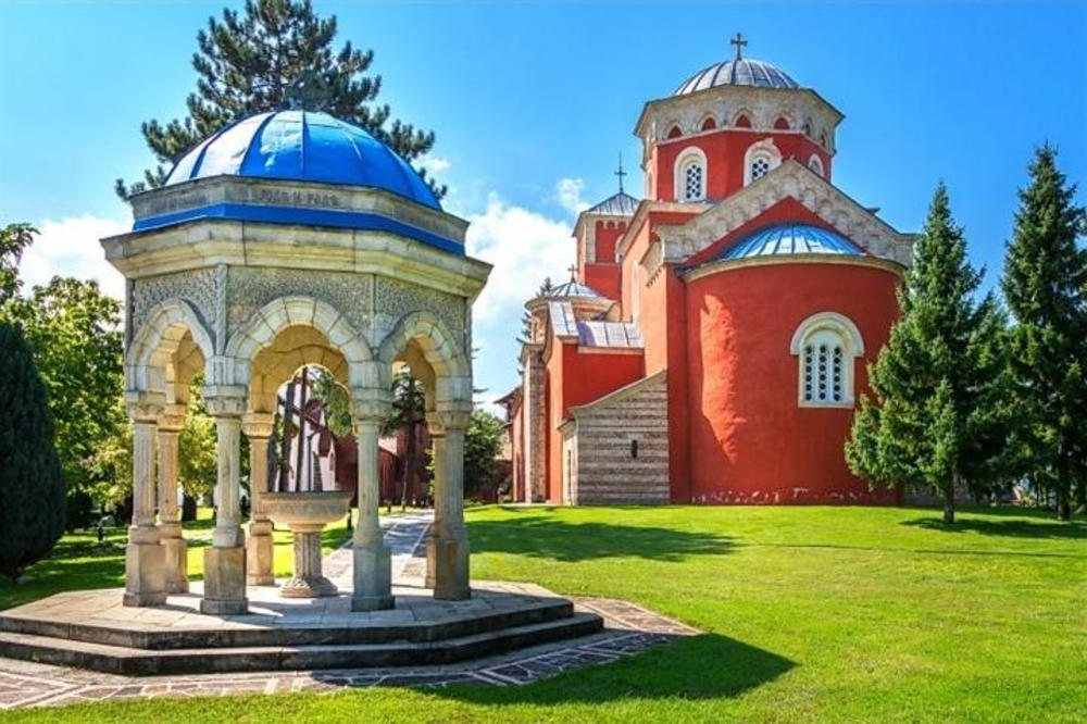 KINEZI SU ODLEPILI ZA SRPSKIM MANASTIROM! Svakog dana ih tu ima na STOTINE (FOTO)