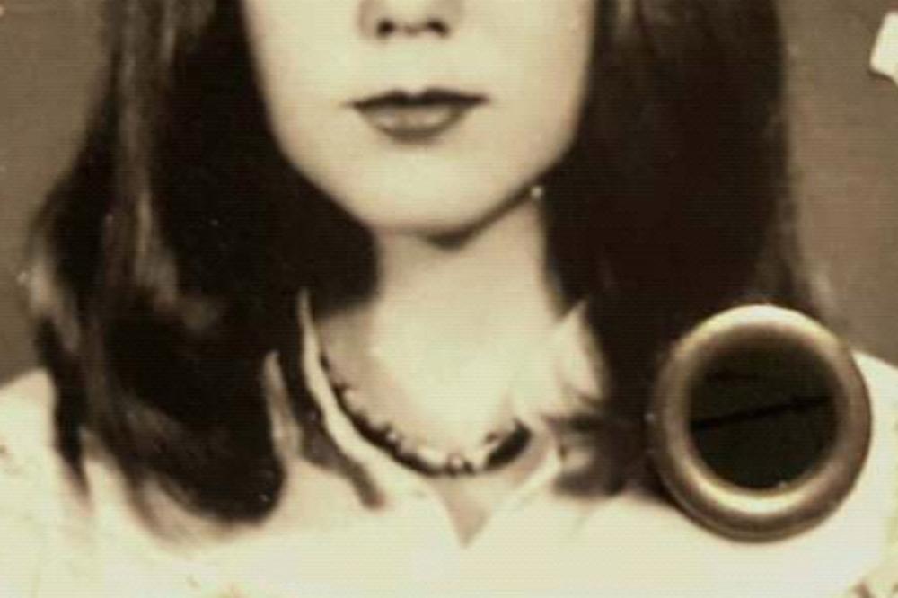 POJAVILA SE BRENINA SLIKA IZ NJENE PRVE LIČNE KARTE: Ovako je izgledala pre slave, CRNA KOSA joj uopšte NE STOJI?