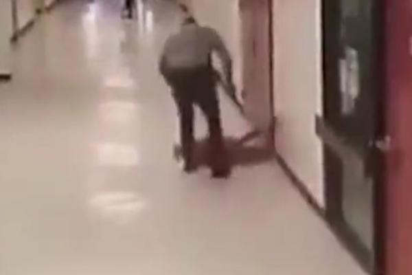 ČUVAR BIJE DEČAKA DO KRVI USRED ŠKOLE: Isplivao snimak koji ledi krv u žilama! (VIDEO)