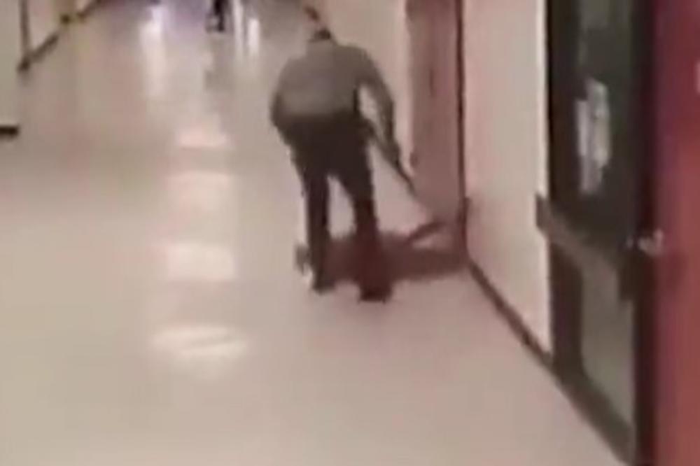 ČUVAR BIJE DEČAKA DO KRVI USRED ŠKOLE: Isplivao snimak koji ledi krv u žilama! (VIDEO)