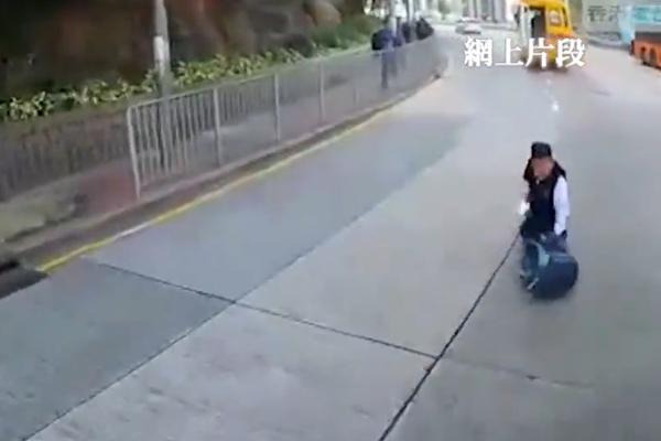 SMRT ZA DLAKU UŽIVO! Dečak ispao iz školskog busa nasred puta, automobil jedva zakočio! (VIDEO)