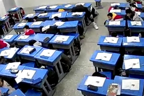 20 KUĆA SE URUŠILO, POVREĐENO 9 OSOBA: Pogledajte kako se treslo u KINI (VIDEO)