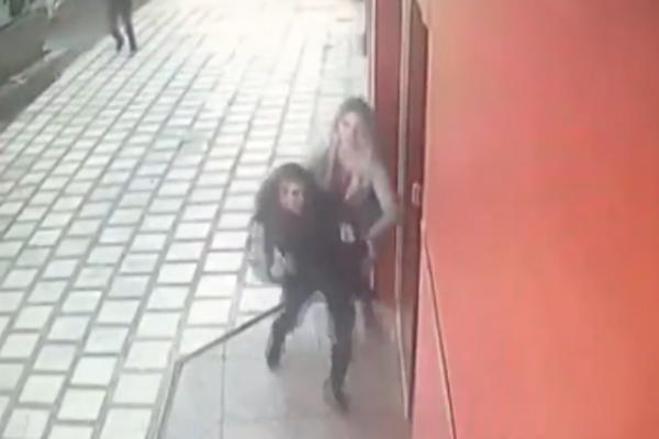 IZAŠLE SU IZ LOKALA, NE ZNAJUĆI ŠTA IH ČEKA: Jedna devojka je ubrzo UMRLA na stravičan način (VIDEO)