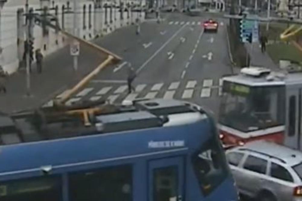 DVA TRAMVAJA ZDROBILA AUTO U CENTRU GRADA: Užasna saobraćajna nesreća! (VIDEO)