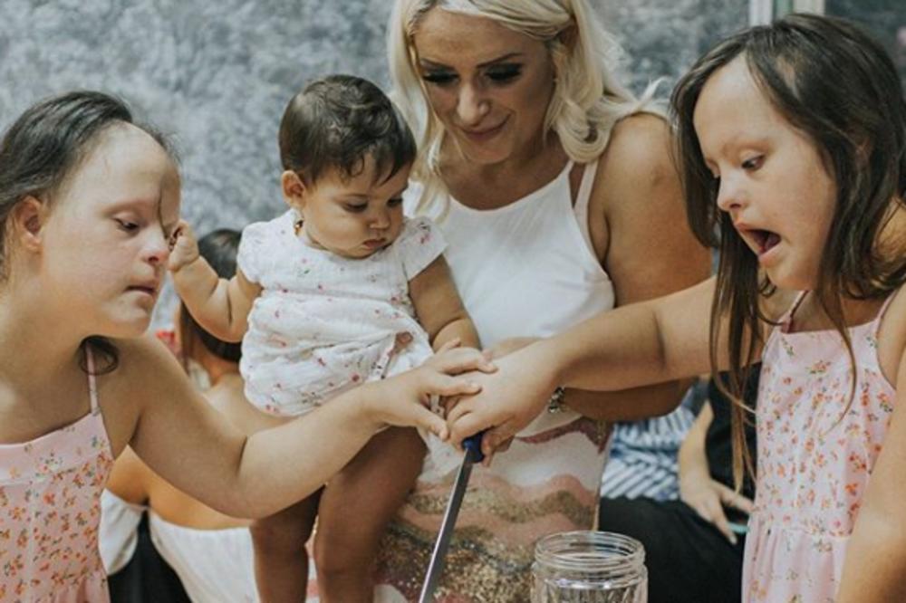 SARINA PRIČA JE DIRNULA CEO REGION: Majka bliznakinja sa Daunovim sindromom sada ima VAŽNU VEST (FOTO)
