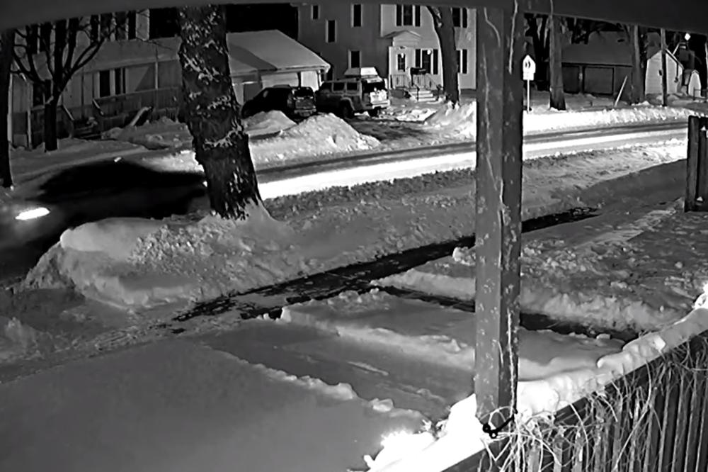 KAMERA NA ULAZNIM VRATIMA SNIMILA UŽAS U KOMŠILUKU: Sve je bilo mirno, a onda se desio HOROR (VIDEO)