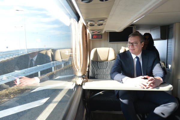 VUČIĆ SLUČAJNO OTKRIO KAKO SE SVETI NIKOLA SLAVI U NJEGOVOJ PORODICI! Novinari u Surčinu nisu verovali šta čuju