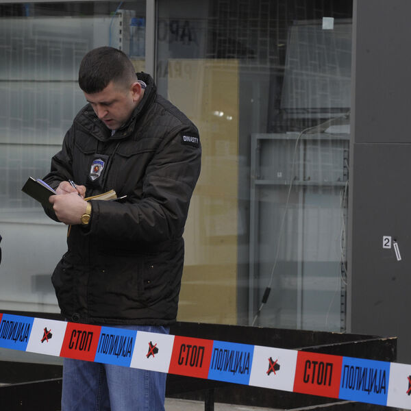 MUŠKARAC PRONAĐEN MRTAV U SEPTIČKOJ JAMI: Užas u Novom Sadu, vatrogasci izvlače telo