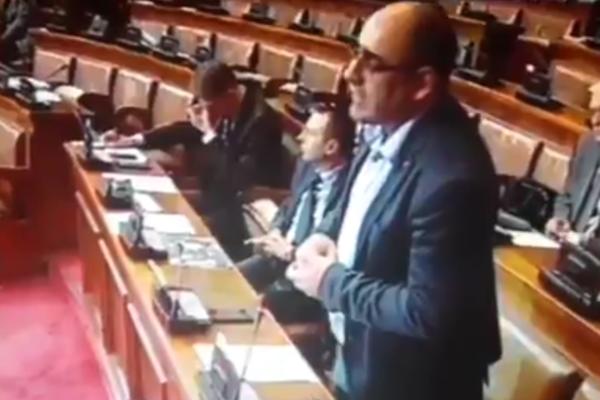 ĐUKA JE USTAO U SKUPŠTINI I POČEO DA PRIČA O KLADIONICAMA! Njegov predlog o NOVOM POREZU izazvao je pravi HAOS