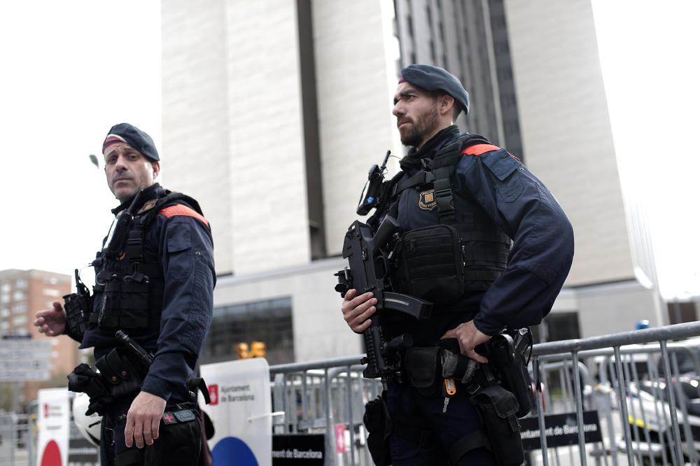 RATNO STANJE PRED MEČ BARSE I REALA: Specijalci s dugim cevima i gas maskama, psi tragači... Nikad nije bilo ovako!