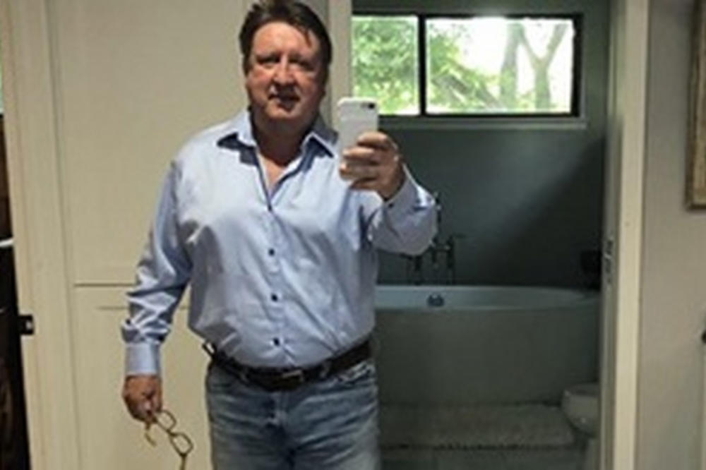 ZAMOLIO JE ĆERKU DA GA OBUČE ZA SASTANAK SA DEVOJKOM: Ono što je usledilo, slomilo ga je potpuno! (FOTO)