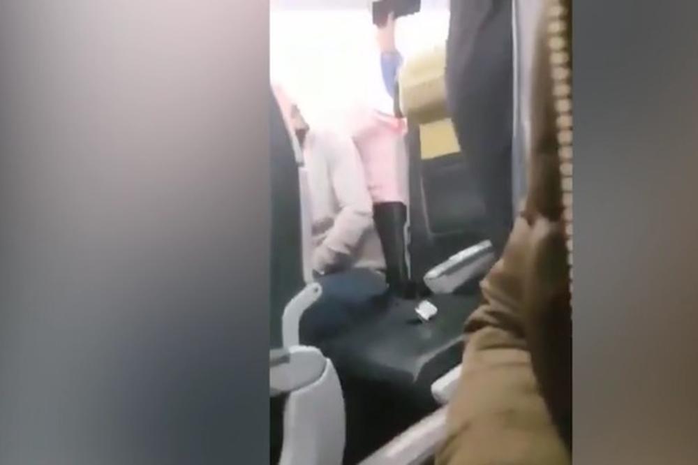 MAHALA KURANOM I VRIŠTALA DA ĆE DA RAZNESE AVION U VAZDUH: Putnici skočili na ženu teroristu! (UZNEMIRUJUĆI VIDEO)