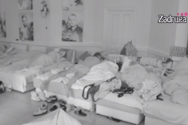 NAJVEĆA TAJNA ZADRUGE: IZBAČENI TAKMIČAR VRAĆEN DA NIKO NE ZNA! Danima se nalazi u SPAVAĆOJ SOBI (FOTO)