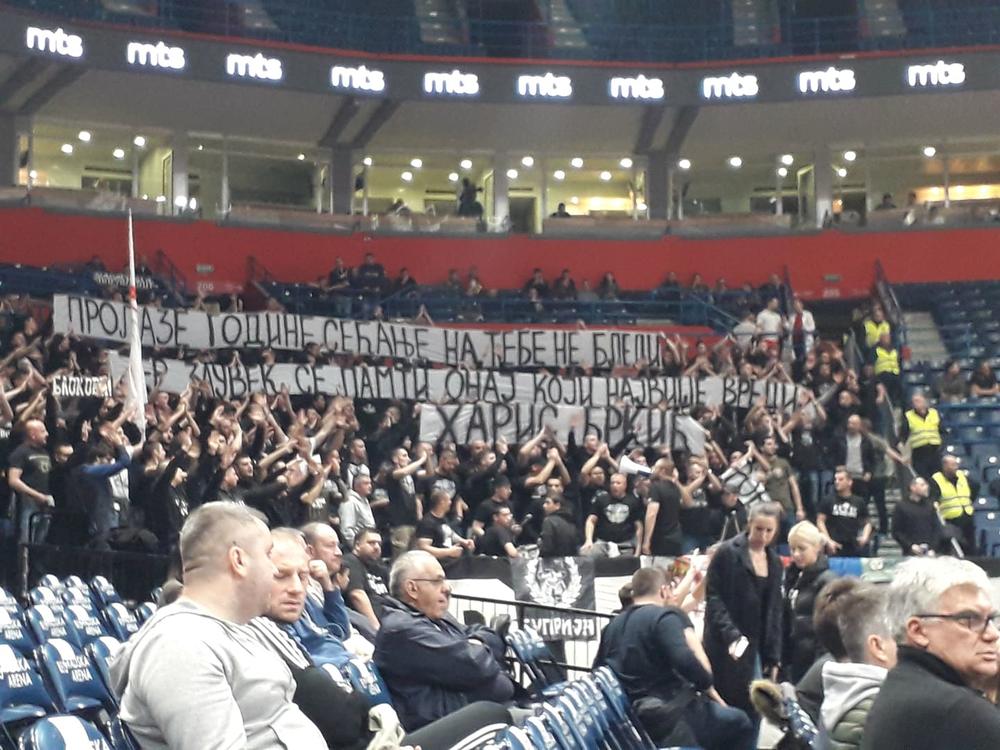 Grobari sa transparentom posvećenim Harisu Brkiću