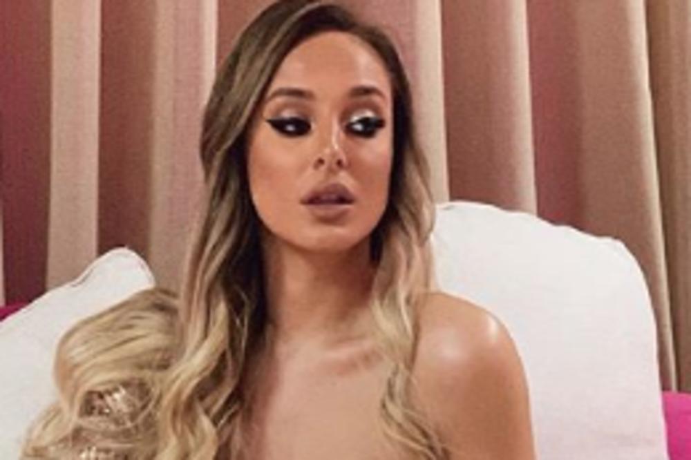 LUNA ZABLISTALA NA SNIMANJU: Svi gledaju samo u nju i kratku haljinu koja VIŠE OTKRIVA, nikad nije BOLJE izgledala