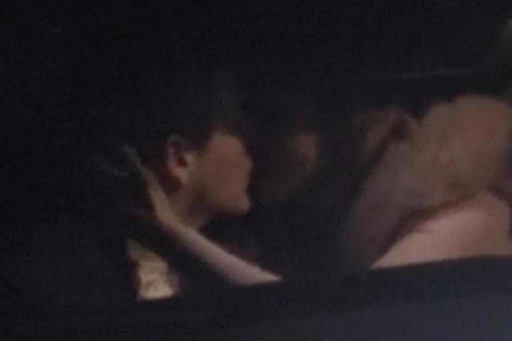 SLOBA ZASKOČIO NOVU DEVOJKU NASRED ULICE: Nalet STRASTI BUKTI, nisu znali da ih snimaju! (FOTO)