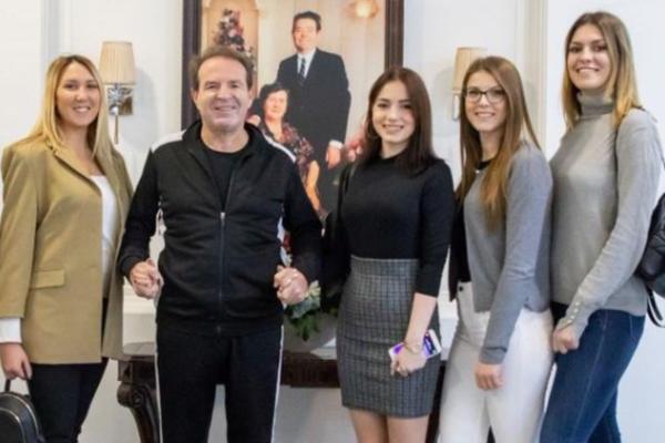 KARIĆ SE SLIKAO S LEPIM STUDENTKINJAMA! Međutim, da li primećujete jedan bizaran detalj na Bogoljubu? (FOTO)