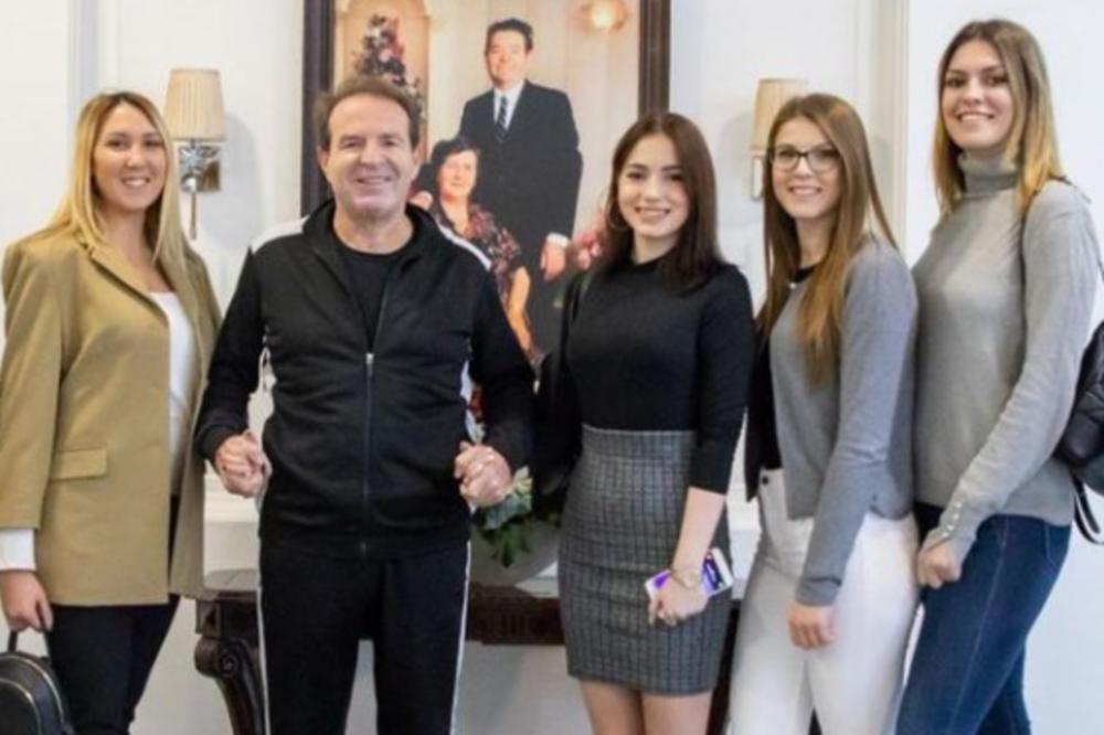 KARIĆ SE SLIKAO S LEPIM STUDENTKINJAMA! Međutim, da li primećujete jedan bizaran detalj na Bogoljubu? (FOTO)