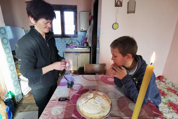 OVO JE NAJTUŽNIJA SLIKA ZA NIKOLJDAN: Panići obeležili krsnu slavu U NEMAŠTINI, bez oca i brata (FOTO)