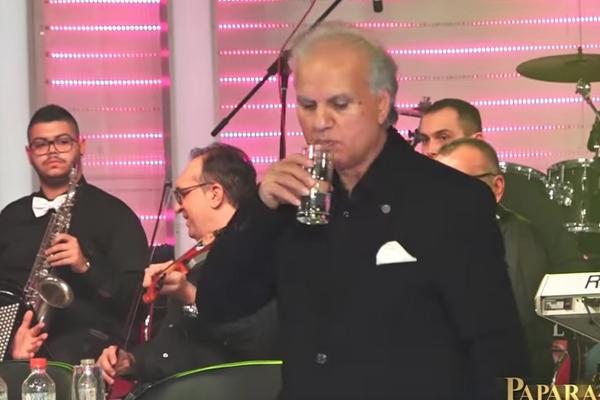 POZNATI PEVAČ NA SNIMANJU EMISIJE PLJUNUO U ČAŠU: Od ovog prizora će vam se ZGADITI ŽIVOT! (FOTO)